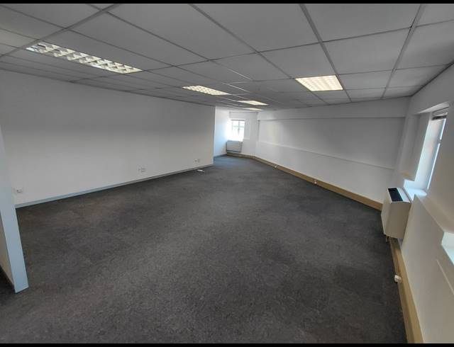 111M² OFFICE TO LET IN FOURWAYS
